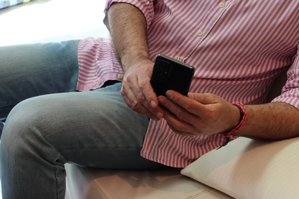 在老年人身上使用新技术。访问技术。图片下载