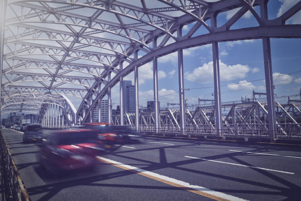 大阪的城市景观与桥梁和汽车图片下载