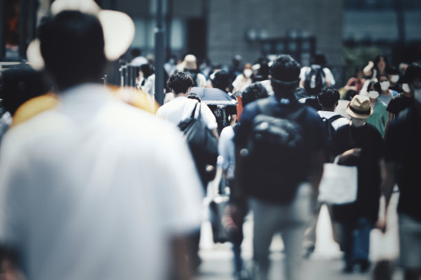 背影的人走在大阪的街道图片下载