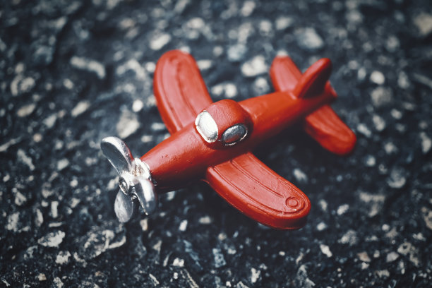 小型红色飞机和沥青图片下载