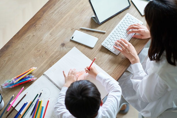 母亲在工作，孩子在画画图片下载