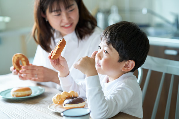 母亲和儿子吃甜甜圈图片下载