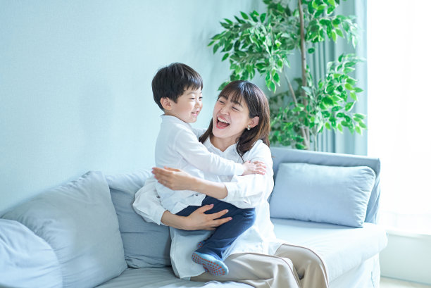 兴高采烈的年轻母亲和儿子图片下载