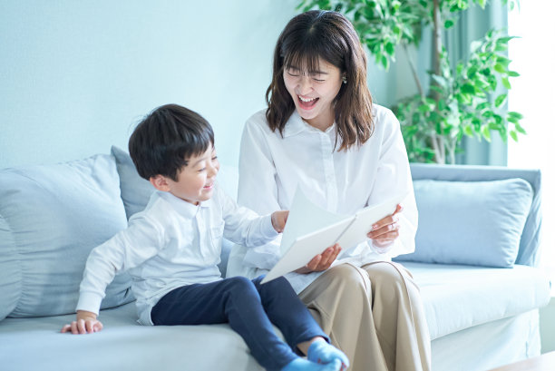 妈妈和男孩坐着看图画书图片下载