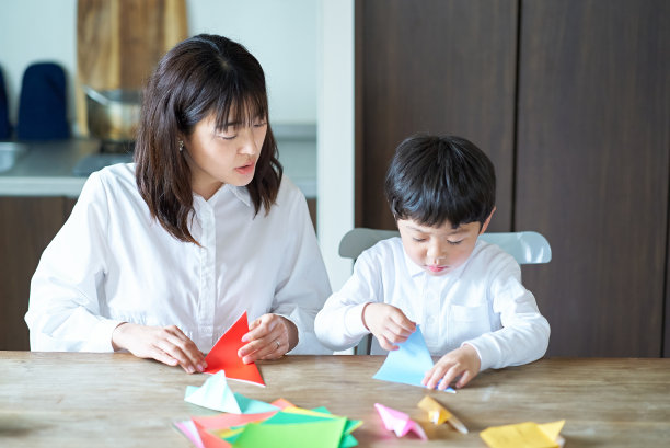 父母和孩子玩折纸图片下载