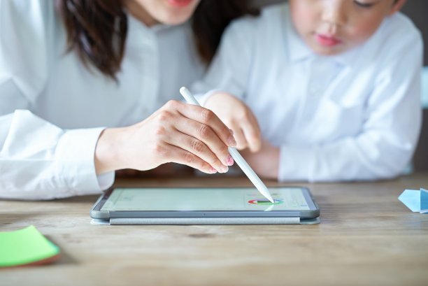 母亲和孩子玩平板电脑图片下载