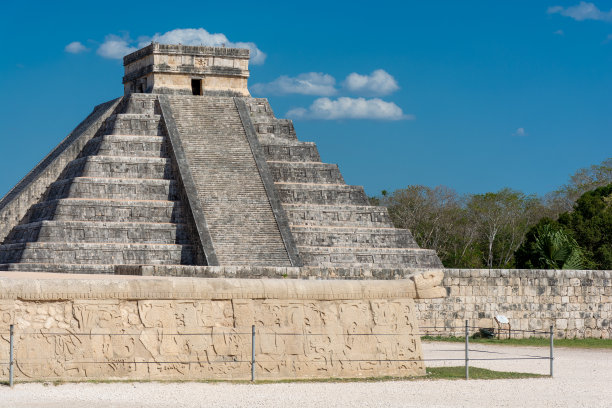 墨西哥古城市奇琴伊察的库库尔坎玛雅金字塔图片下载