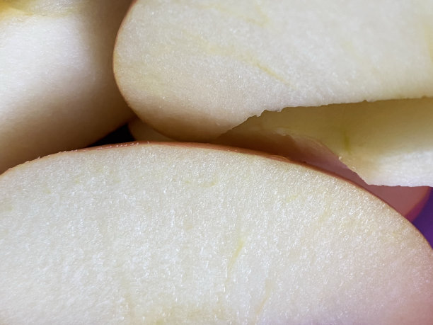 苹果楔子放在紫色的碗里图片下载