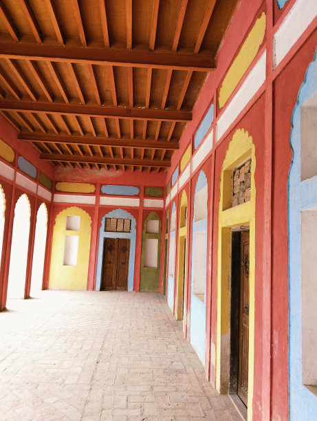 老建筑走廊天花板砖瓦屋顶内部木条和梁古老的房子走廊plafond techo varanda teto天花板门和地板家庭内部历史建筑室内视图图像照片图片下载