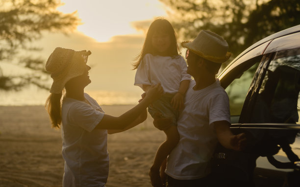 海滩快乐家庭旅行，暑假海滩旅行图片下载