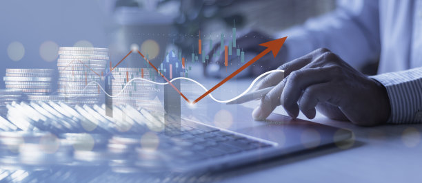 具有KPI的分析仪表板，带有股票市场背景的图表和图形的硬币堆栈，用于金融投资，业务发展和未来的世界经济图片下载