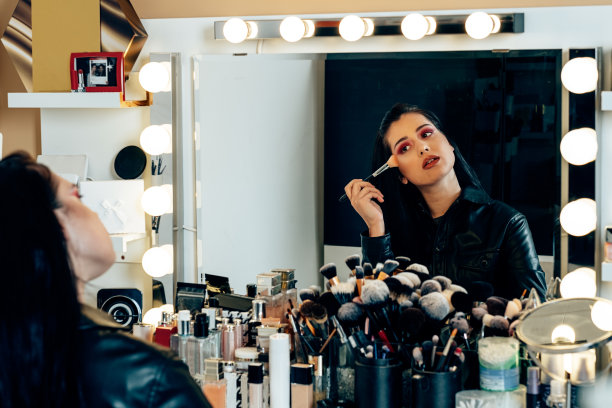 年轻女子在化妆镜前化妆图片下载