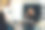 年轻女子在化妆镜前化妆图片下载
