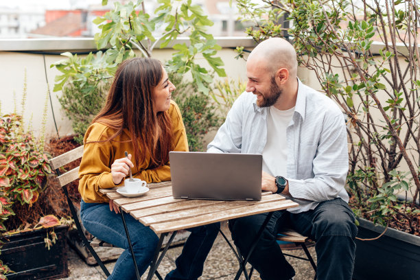 咖啡馆里的年轻人使用wifi技术，白人朋友使用笔记本电脑，学生或自由职业者见面图片下载