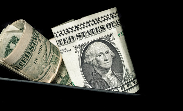 在黑暗环境中的美元钞票的特写照片。经济和金融。图片下载