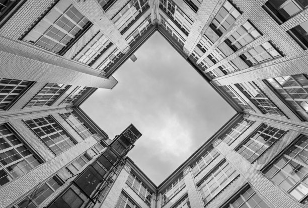 建筑的低角度视图对柏林天空克罗伊茨堡图片下载