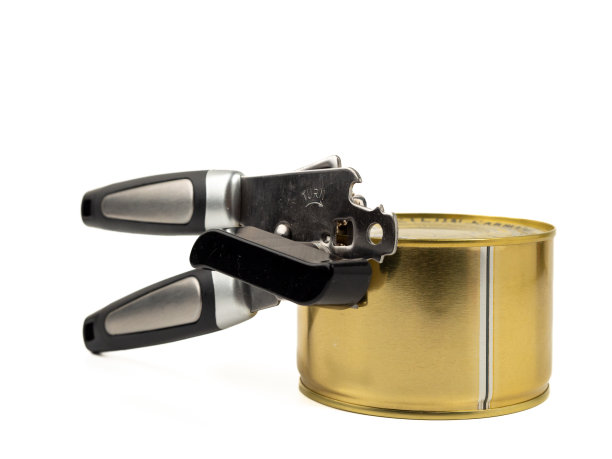 开罐器与锡罐隔离在白色背景上。金属开罐器。图片下载
