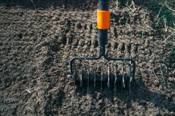栽培机是有效的人工耕作工具。放松睡觉。季节性工作。有机农业。图片下载