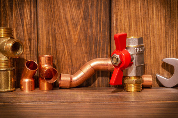 用于老式木板上的管道维修的备件和配件图片下载