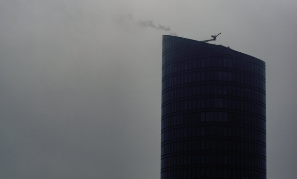 大雾天的现代办公楼图片下载