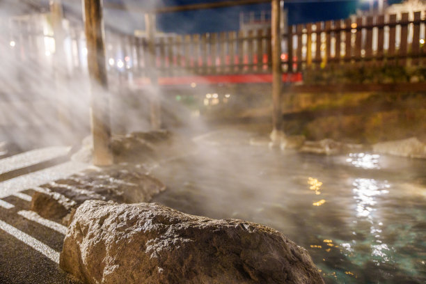 修禅寺的德子温泉(温泉)和夜间升起的蒸汽，伊豆图片下载