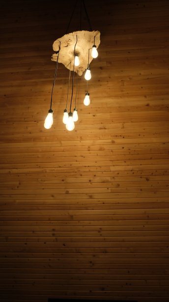 带有温暖灯泡的吊灯图片下载