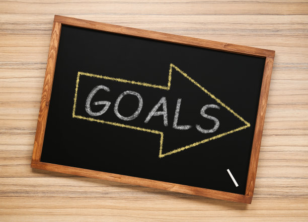 黑板上画的箭头和文字目标在木制背景，顶视图图片下载