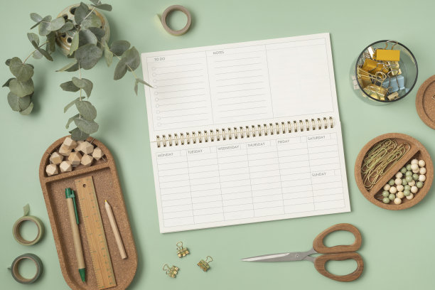 带有文本复制空间的周计划和办公文具的模型。平铺，俯视图照片模拟。图片下载