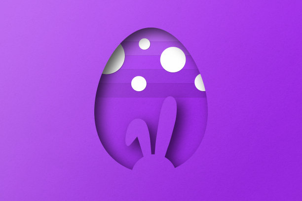 紫色的纸剪成复活节彩蛋的图案。图片下载