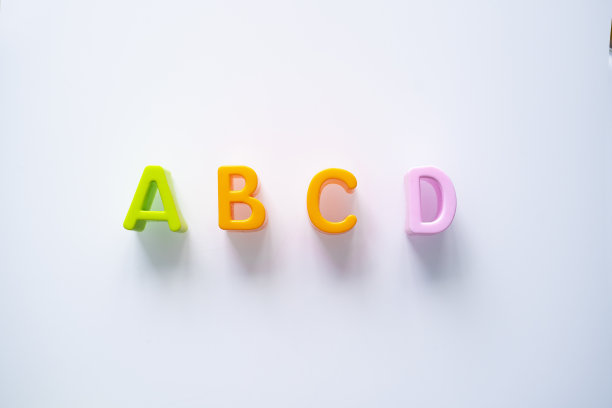 白色玻璃背景上的字母a、b、c、d图片下载