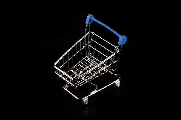 迷你金属购物车从超市的黑色背景图片下载