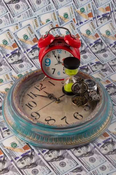 各种面额为100美元的黑色背景手表和钞票图片下载