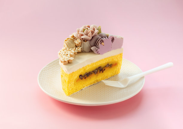 用漂亮的花朵装饰的韩国甜南瓜年糕。孤立在粉红色背景上。图片下载