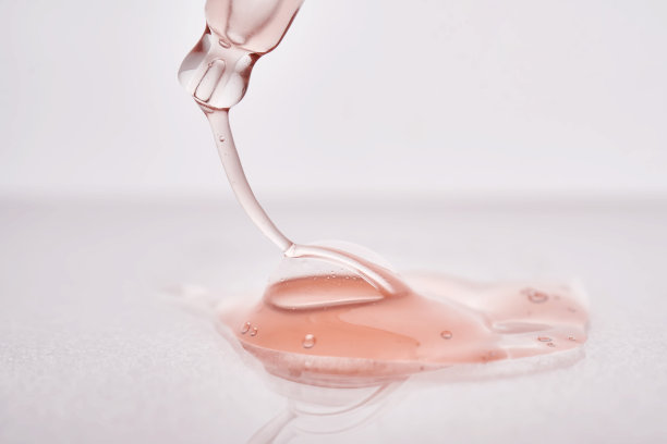 移液管有粘稠的粉红色化妆品特写。图片下载
