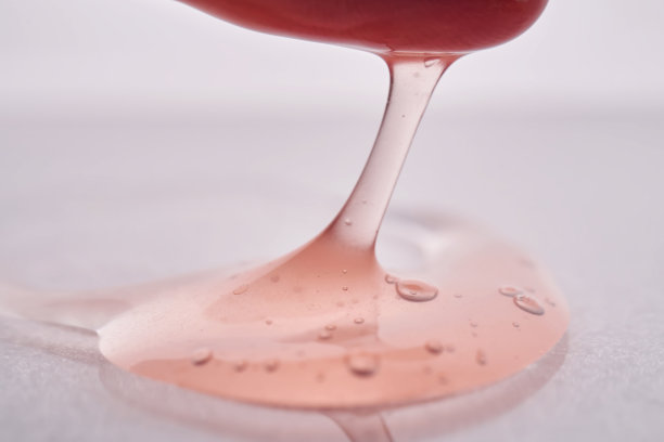 粉红色粘性化妆品的质地。图片下载