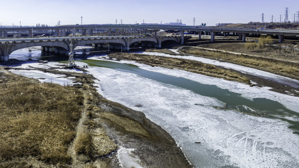 中国长春市伊通河沿岸冰雪融化的景观图片下载