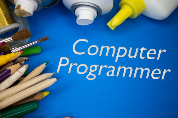 头顶拍摄的学校用品与计算机程序员的文本。画笔，铅笔，艺术工具。艺术和工艺工作工具。图片下载