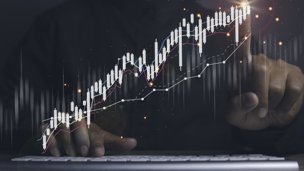 商人使用笔记本电脑与外汇交易图表金融数据。图片下载