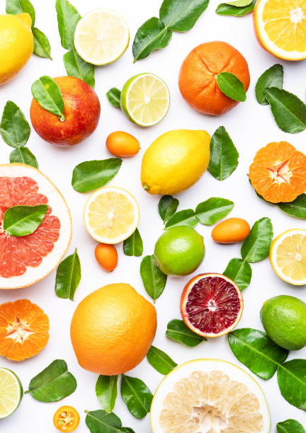 柑橘类水果食物背景，俯视图。混合不同的整片和切片水果:橙子，葡萄柚，酸橙和其他叶子在白色的桌子上图片下载