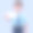 微笑的亚洲男子菲利克斯展示一张空白名片的3D插图。蓝色背景上的3D渲染。图片下载