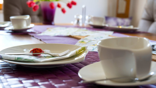 白色的盘子里有红色的巧克力糖果图片下载