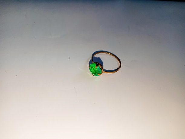 白色背景下的绿色小环图片下载