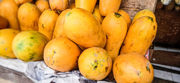 在水果市场出售的一组木瓜果实图片下载