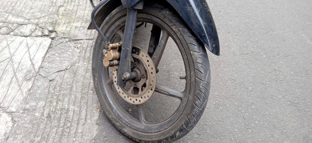 公路上的土地车前轮图片下载