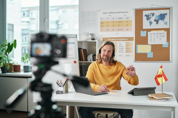 老师为他的学生录制在线课程图片下载