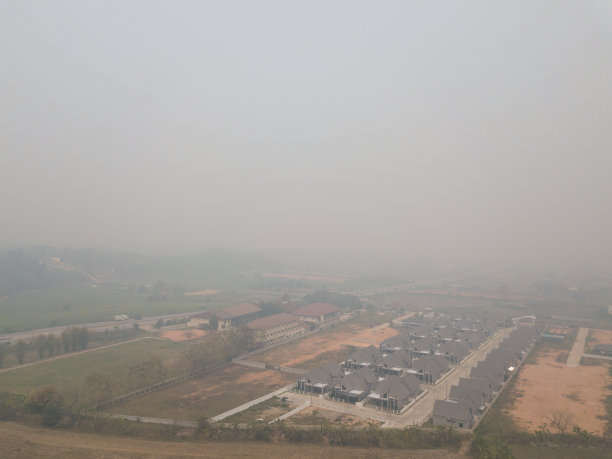泰国清莱省被空气污染（PM2.5）覆盖的环境图片下载