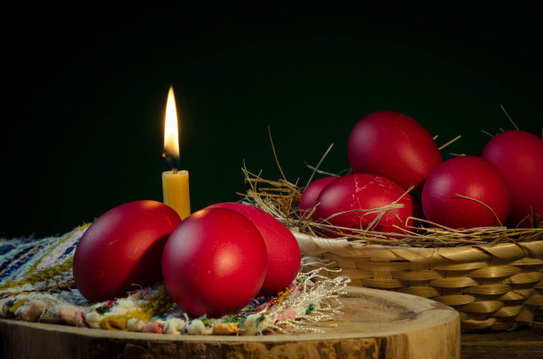 在乡村的背景上画上红色的鸡蛋。复活节快乐。图片下载