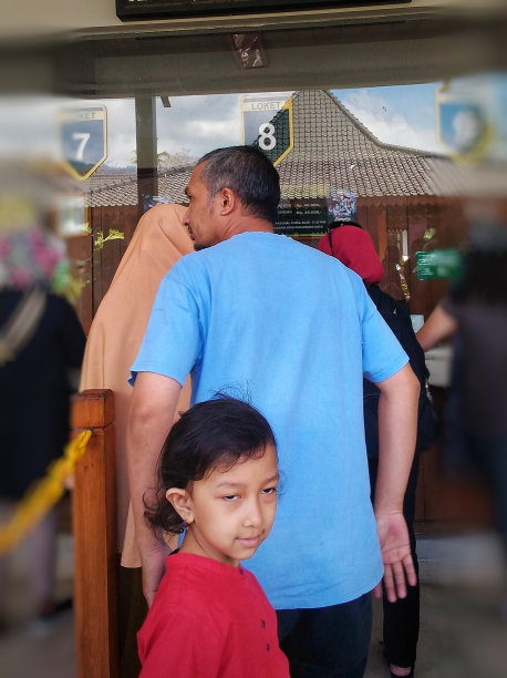 每个人都在排队。图片下载