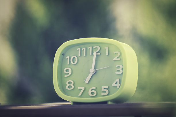 闹钟和绿色背景图片下载