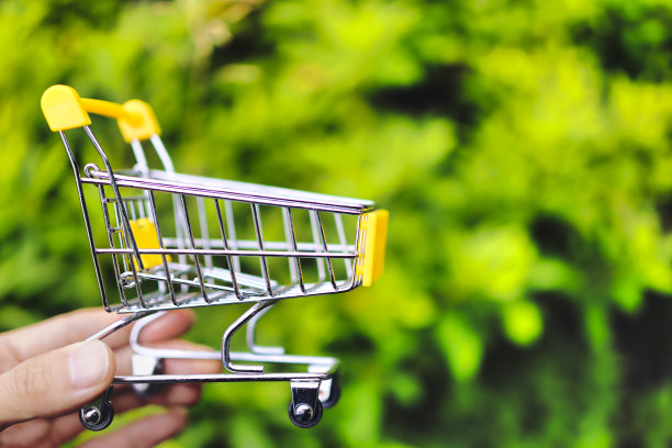 有手推车和绿色背景的男人图片下载